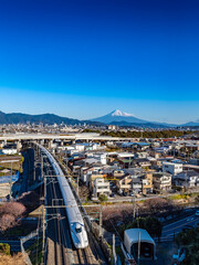 日本の新幹線と静岡市街地と富士山を望む