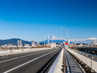 静岡県静岡市の中心街の街並みと富士山