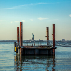 Obraz premium The lady view from Red Hook Pier, Brooklyn, New York