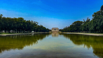 Obraz premium Reflecting pool and temple to honor the sixteenth president of the United States Abraham Lincoln, on the National Mall in Washington DC (USA).