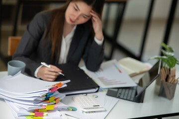 Creative business woman
brainstorming ideas. 