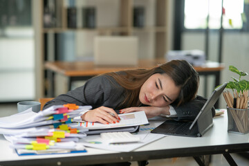 Creative business woman
brainstorming ideas. 