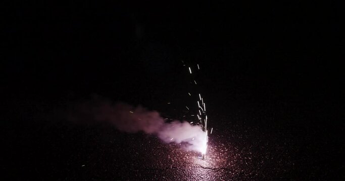 Begalo Feuerwerk in Rot auf dem Boden wundersch&ouml;n leuchtend mit viel Rauch