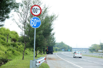 Speed ​​limit and minimum speed signs on Indonesian toll roads. The maximum speed limit is 100 km per hour and the minimum speed is 60 km per hour.