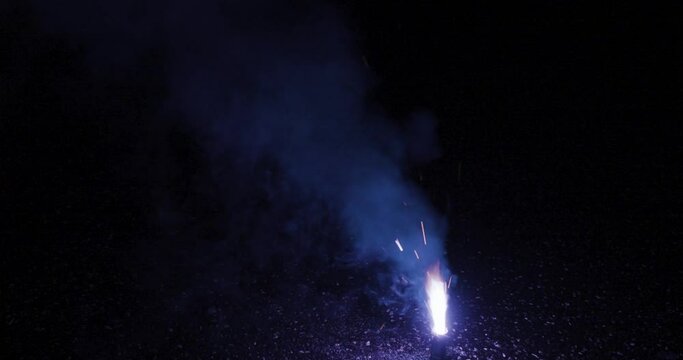 Begalo Feuerwerk in Blau auf dem Boden wundersch&ouml;n leuchtend mit viel Rauch