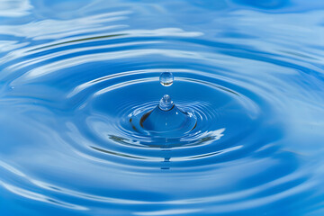 Blaues Wasser mit glitzernden Wassertropfen: Frische und Reinheit