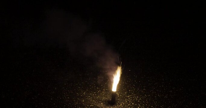 Begalo Feuerwerk in Gelb auf dem Boden wundersch&ouml;n leuchtend mit viel Rauch