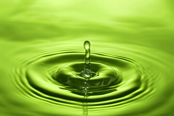 Naklejka na ściany i meble Fröhliche Erfrischung: Grüne Wassertropfen für natürliche Vitalität