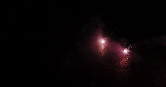 Feuerwerk am Boden an Silvester mit tollen sch&ouml;nen Effekten, Funken und Farben