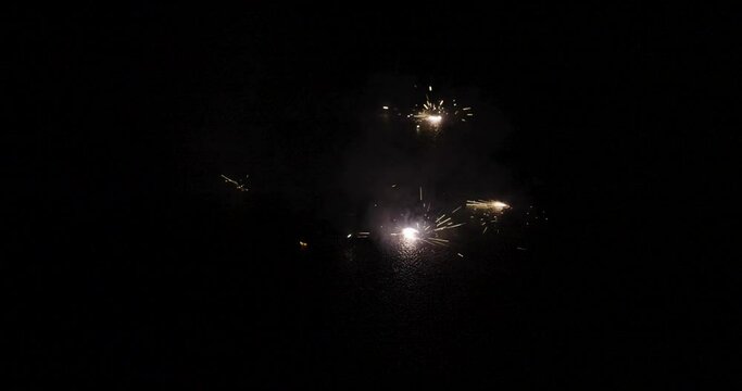 Feuerwerk bunte Kreisel rotieren auf dem Boden und spr&uuml;hen Funken