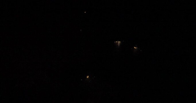 Feuerwerk bunte Kreisel rotieren auf dem Boden und spr&uuml;hen Funken