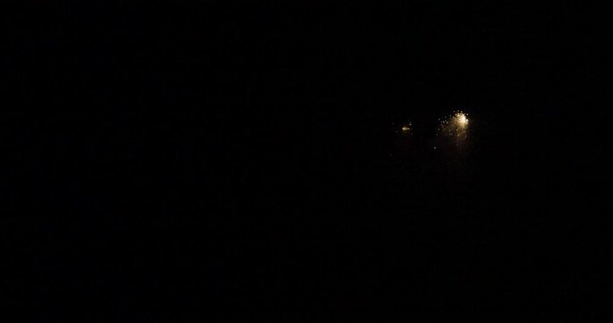 Feuerwerk bunte Kreisel rotieren auf dem Boden und spr&uuml;hen Funken