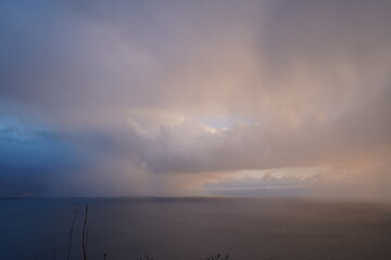 冬の幻想的な海と夕焼け