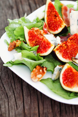 Salad with figs and green lettuce