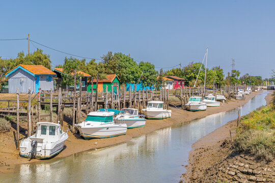 Cabanes ostr&eacute;icoles, chenal et port de La Cayenne &agrave; Marennes, Charente-Maritime