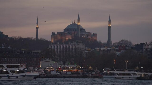 İstanbul T&uuml;rkiye Old City Cityscape and Hagia Sophia Ayasofya Camii from Galata K&ouml;pr&uuml;s&uuml; Bridge Sunset Istanbul, Turkey