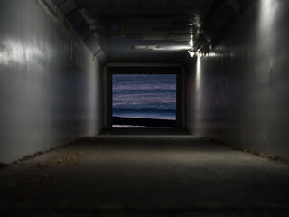 海へと続くトンネル