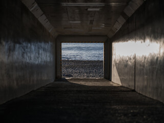 海へと続くトンネル