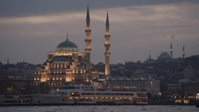 İstanbul T&uuml;rkiye Old City Cityscape and Yeni Cami Mosque from Galata K&ouml;pr&uuml;s&uuml; Bridge Sunset Istanbul, Turkey