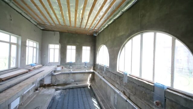 Room without finishing and with space for pool in cottage