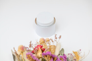 スキンケア容器のモックアップとドライフラワー