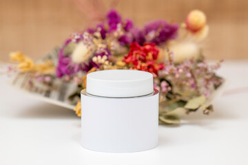 スキンケア容器のモックアップとドライフラワー