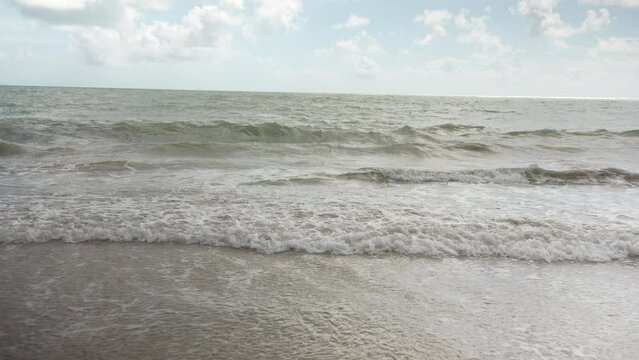 MAR LINDO COM ONDAS BAIXAS E ALTAS, DIA MUITO LINDO (BEAUTIFUL SEA WITH LOW AND HIGH WAVES, VERY BEAUTIFUL DAY)