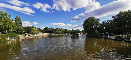 Fototapeta na wymiar beautiful park with a large lake