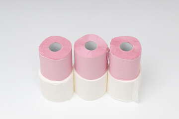 ピンクと白のトイレットペーパー