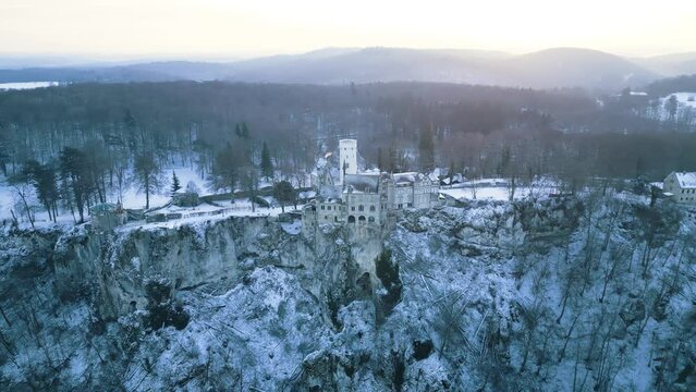 Wundersch&ouml;nes Schloss Lichtenstein, aufgenommen mitten im Winter w&auml;hrend des Sonnenunterganges. Befindet sich in S&uuml;d Deutschland.