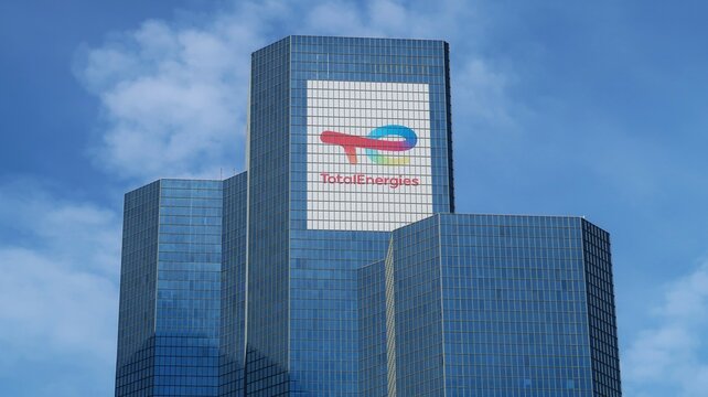 Tour en verre avec l'enseigne / logo "TotalEnergies" (anciennement Total), si&egrave;ge social de l&rsquo;entreprise d&rsquo;&eacute;nergie / p&eacute;trole fran&ccedil;aise &agrave; La D&eacute;fense, pr&egrave;s de Paris &ndash; septembre 2023 (France)