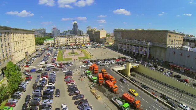 Many cars parked on Triumph Square with traffic 