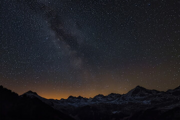 Alpine Sternenpracht: Der Nachthimmel über den majestätischen Alpen offenbart eine faszinierende Szenerie mit funkelnden Sternen und stimmungsvollem Bergpanorama