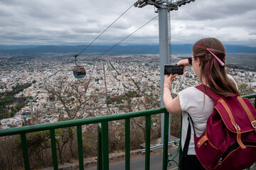 turista tomando fotos desde el mirador del Cerro San Bernardo, en la ciudad de Salta	
