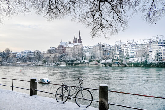 Basel, Rhein, Rheinufer, Kleinbasel, Uferweg, Velo, M&uuml;nster, Kirche, Grossbasel, Basel-Stadt, Altstadt, Altstadth&auml;user, Winter, Schnee, Schneedecke, Eis, Morgenstimmung, Schweiz