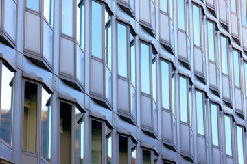 facciata palazzo a vetri e metallo, como, italia,  - 709147577