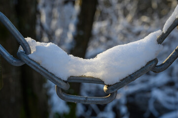 Eisenkette im Schnee