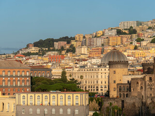 Naklejka premium Blick auf die Altstadt von Neapel vom Hafen aus