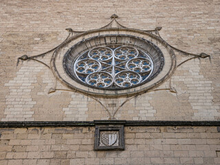 grosse Fensterrose an der Fassade der Basilika Santa Chiara in Neapel, Italien