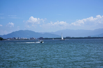 福岡市西区　小戸ヨットハーバーから生の松原前の海辺に広がるマリンスポーツ風景