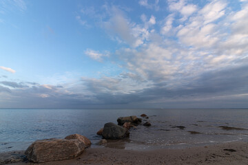 Fototapeta na wymiar Steine zum Küstenschutz am Ostsee Strand