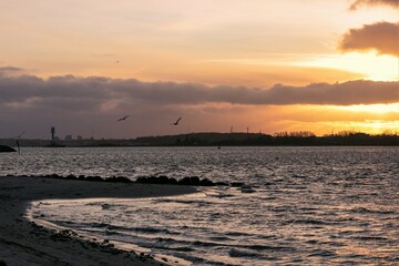 Blick auf die Kieler Förde mit Leuchtturm Falckenstein vom Strand von Laboe.