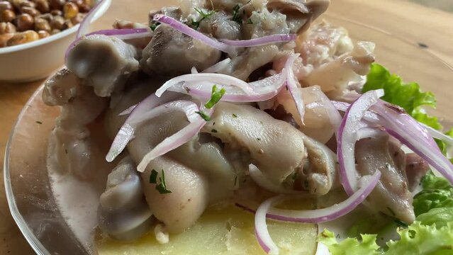 video 4k de comida peruana, ceviche de patitas de cerdo