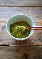 めかぶを食べる