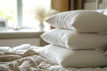 Foto op Plexiglas Detalle de almohadas mullidas y sábanas suaves para resaltar la comodidad del descanso adecuado © Julio
