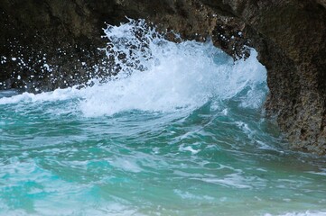 Obraz premium 岩壁に波打つ