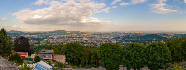 Panoramaaufnahme Linz, Oberösterreich - aus der Sicht vom linzer Pöstlingberg