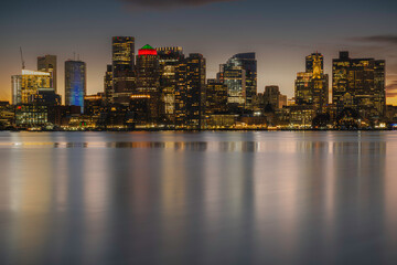 Obraz premium Boston skyline in the evening across Boston Harbor, shot from East Boston
