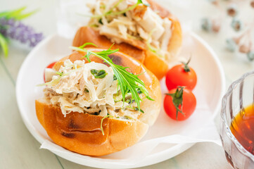 ロールパンサンド　ツナサラダ