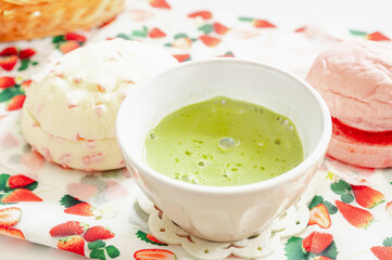 抹茶ラテとイチゴ味のパン